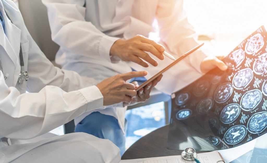 Zusammenarbeit in der Gehirn- und Neurochirurgie. Ärzte befassen sich mit der Multiplen Sklerose.