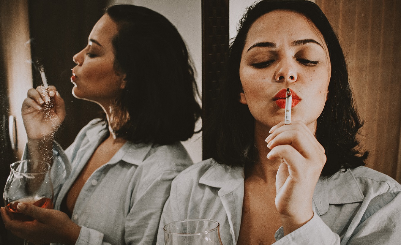Frau beim Rauchen und Trinken trotz MS.