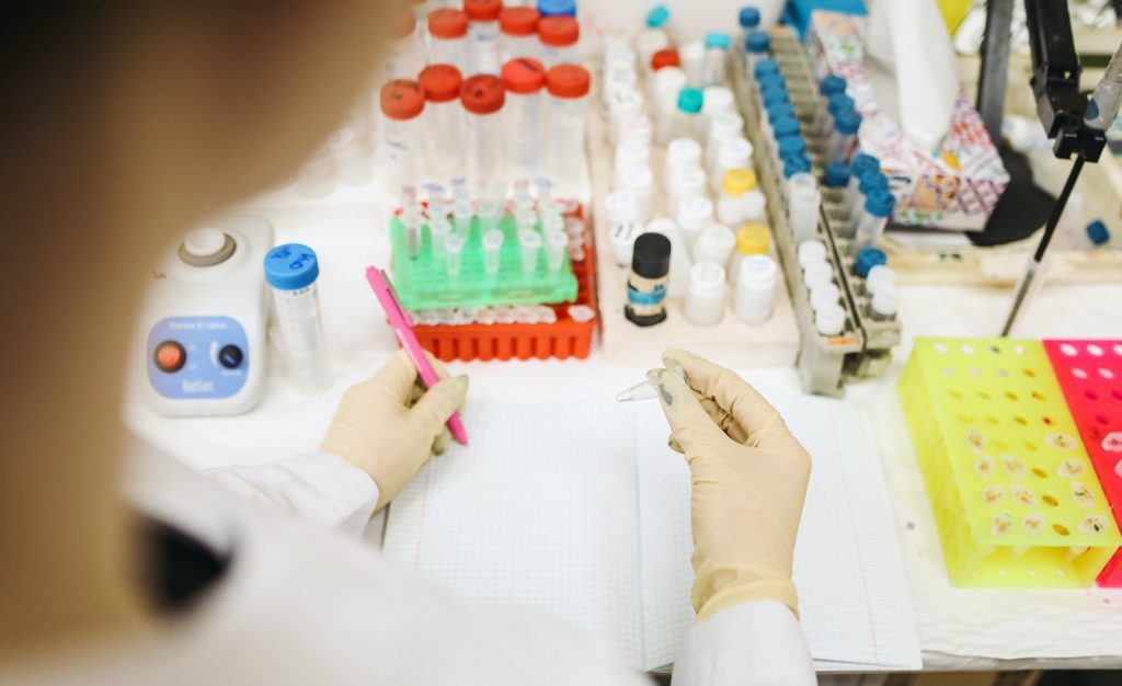 Eine Wissenschaftlerin im Labor, die an den Ursachen der MS forscht.