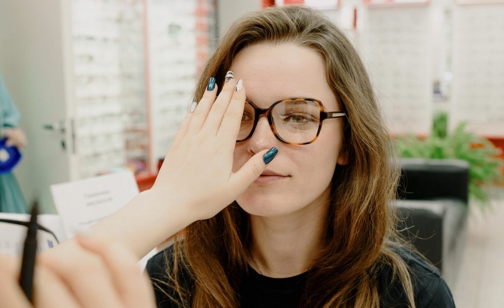 Eine Frau mit Sehstörungen hat einen Augenarzt aufgesucht. Die Ursache für ihre Sehprobleme könnte auf Multiple Sklerose zurückzuführen sein.