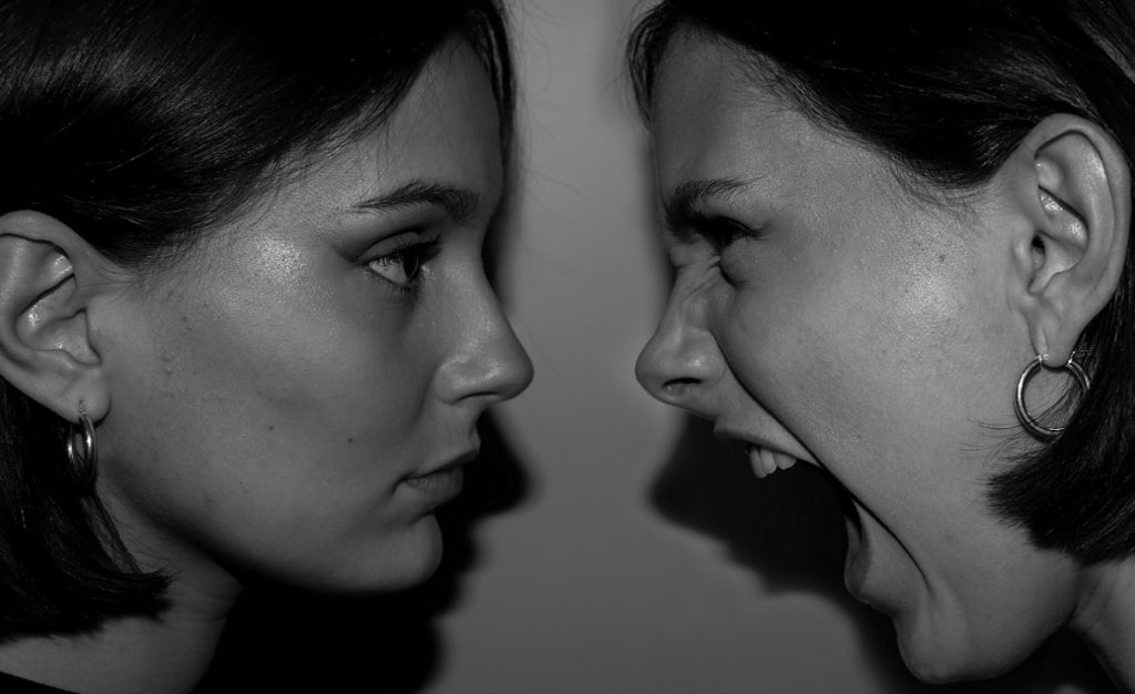 Eine junge Frau mit ernstem und wütendem Gesichtsausdruck