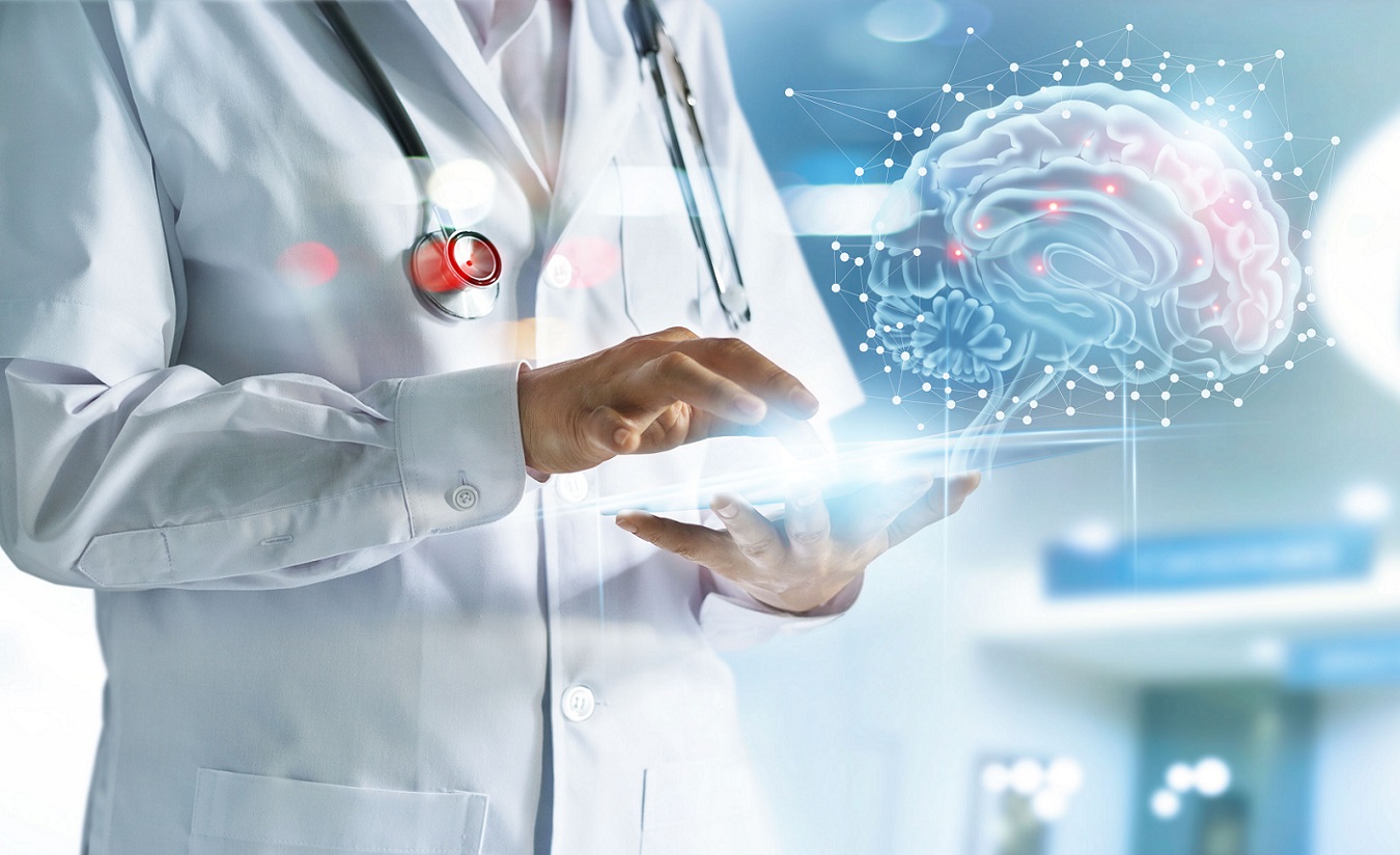 Ein Arzt überprüft die Ergebnisse von Hirntests mit einer Computerschnittstelle in einem hochmodernen medizinischen Umfeld.