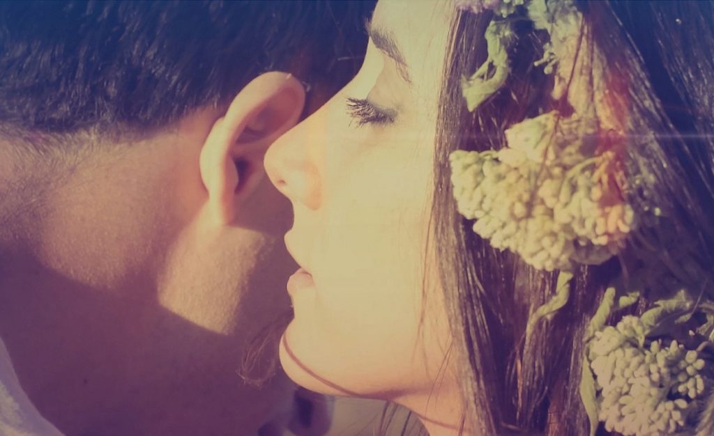 Ein verliebtes Paar tauscht vertraute Geheimnisse aus, während sie eng beieinander stehen.