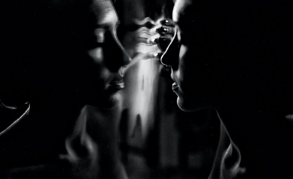 Schwarz-weißes Bild einer Frau mit geschlossenen Augen, die unsichtbare Symptome der Multiplen Sklerose zeigt.