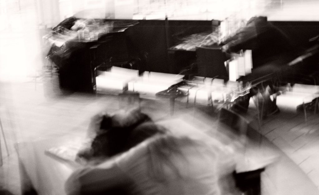 Schwarz-weißes Bild einer Person mit Schwindel, die eine unschöne Atmosphäre erlebt und möglicherweise an MS leidet.