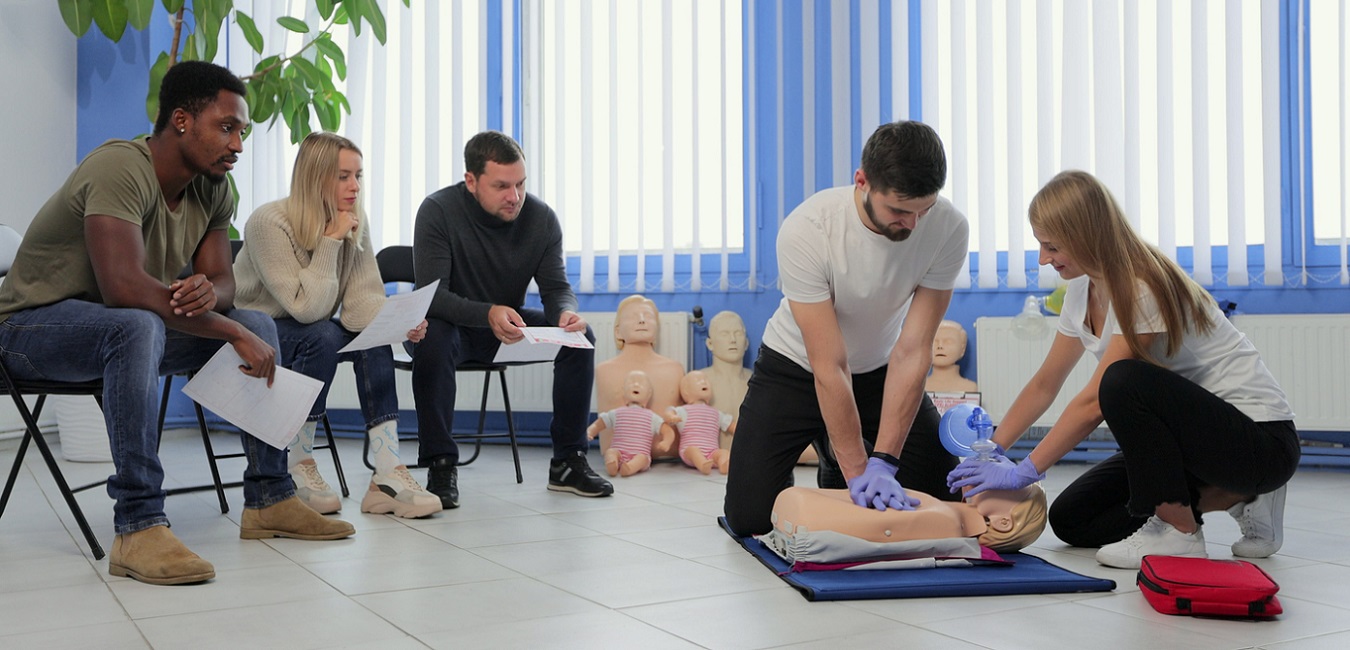 Männlicher Lehrer unterrichtet Erste-Hilfe-CPR-Technik