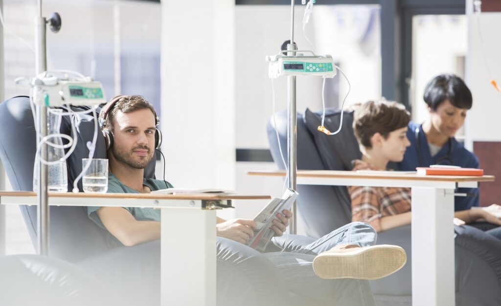 Junge Patienten in bequemen Infusionssesseln, die medizinische Behandlung auf der Krankenhausstation erhalten.