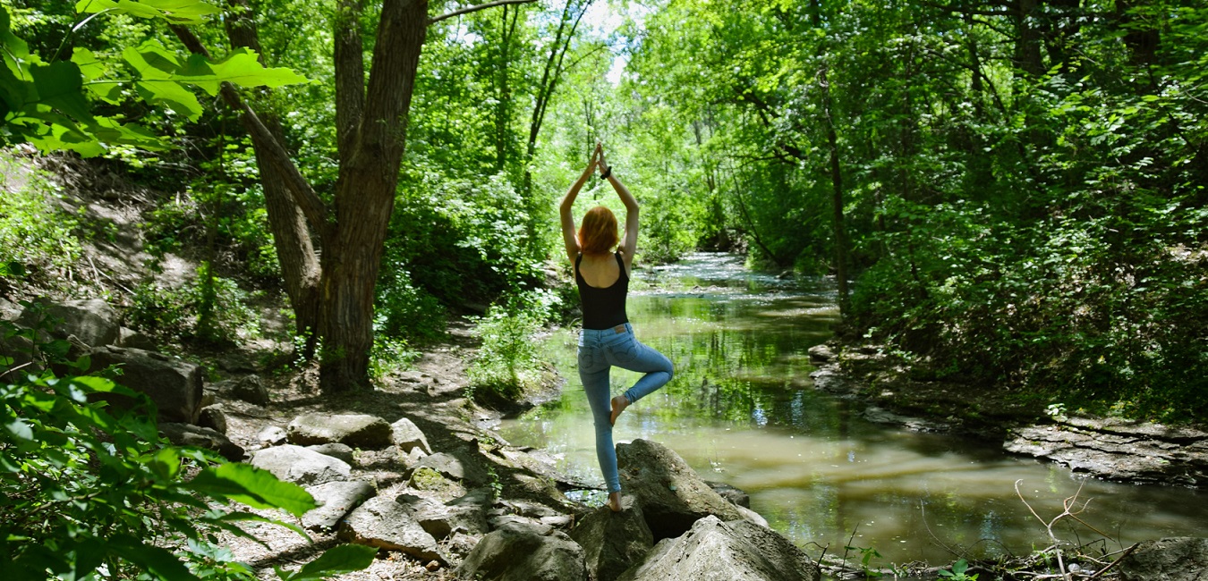 Yoga in der Natur: Entspannung am Flussufer