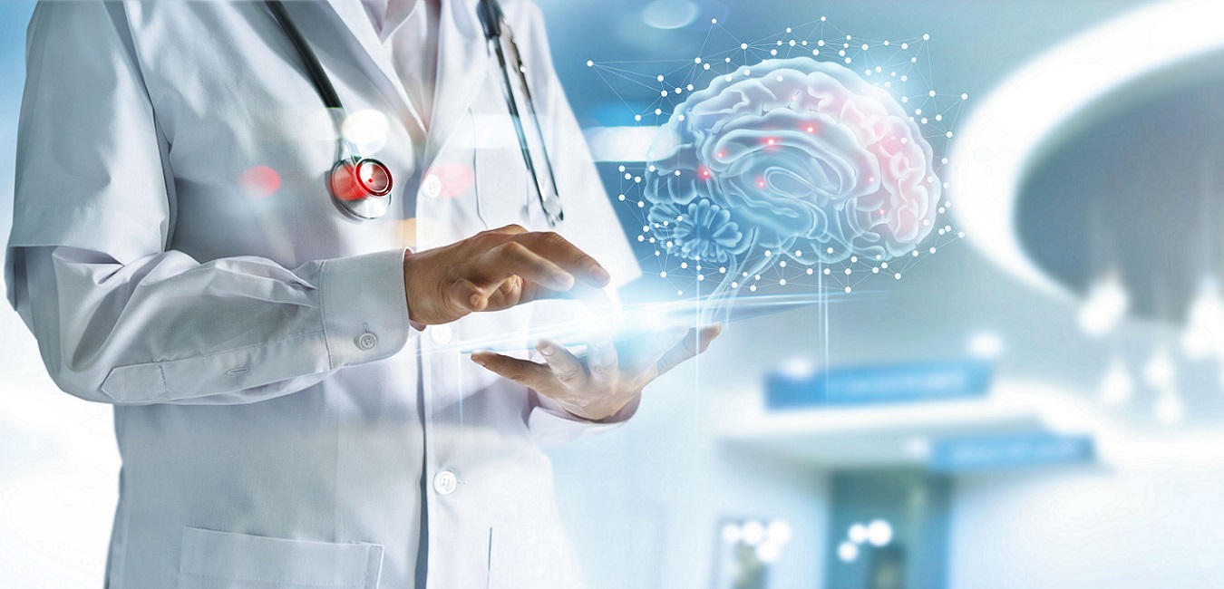 Arzt analysiert die Ergebnisse von Hirntests
