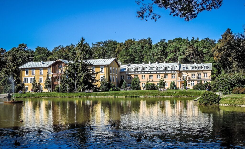 Reha-Klinik im Grünen: Ein Teich umgeben von Bäumen, Enten schwimmen auf dem Wasser. Menschen mit MS finden hier Erholung.