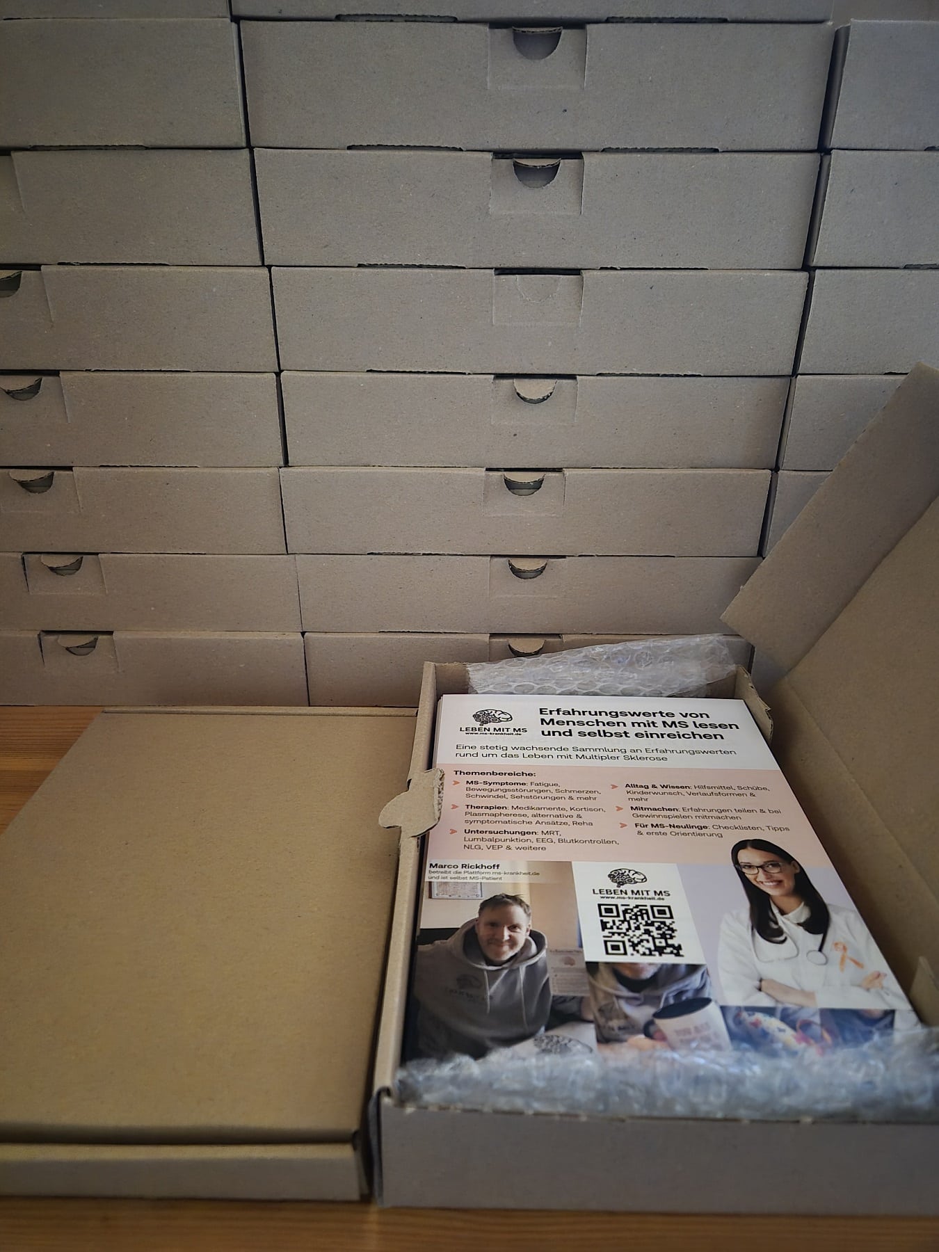 Versandbereite Flyer-Pakete auf Tisch