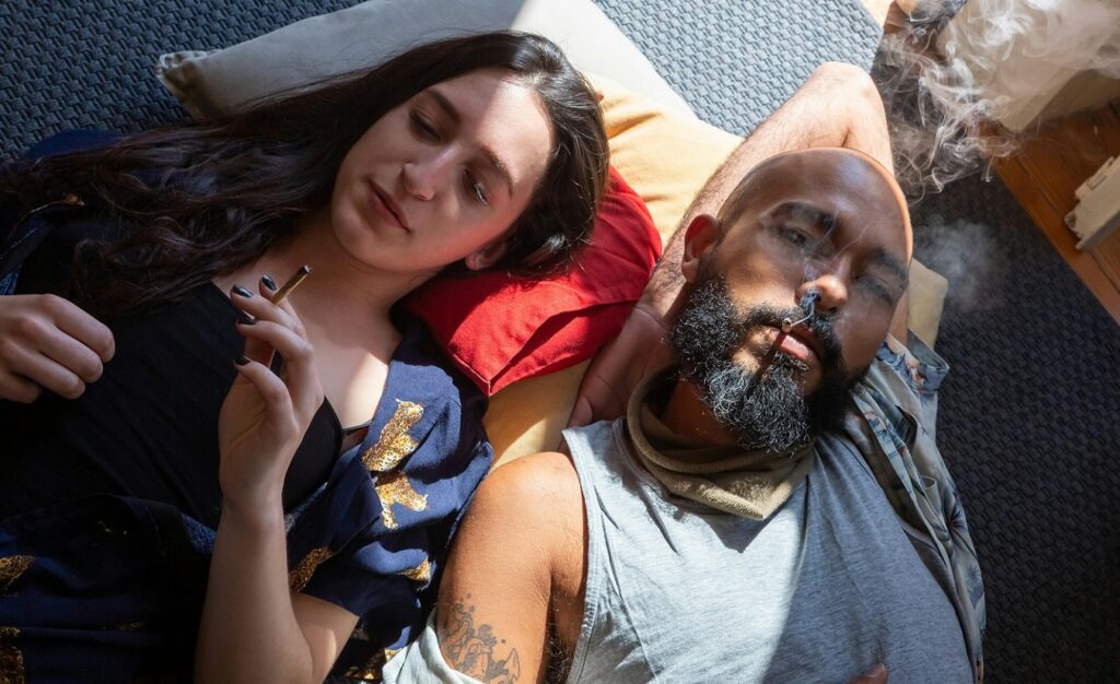 Mann und Frau rauchen Cannabis als Symbolbild für medizinisches Cannabis bei Menschen mit MS