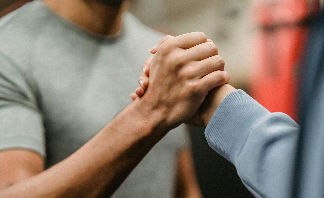 Shake Hands als Symbolbild für Motivation und Motivationssprüche für Menschen mit MS