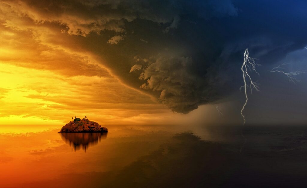 Insel bei Sonnenuntergang mit drohendem Sturm am Horizont, symbolisch für den Wettereinfluss bei MS