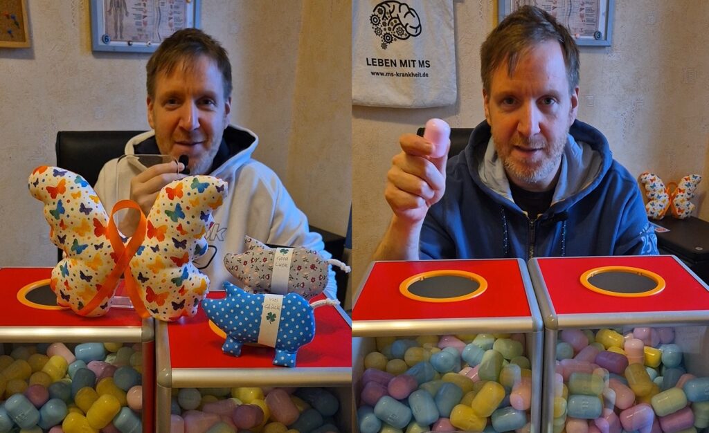 Marco Rickhoff führt das Symptom Gewinnspiel für Menschen mit MS durch. Auf zwei Fotos ist er hinter den Losboxen zu sehen: Links spricht er in die Kamera und hält ein Handy-Mikrofon, rechts zeigt er eine Ü-Ei-Kapsel. Im Hintergrund sind ein MS-Schmetterling und seine MS-Tasche zu sehen.
