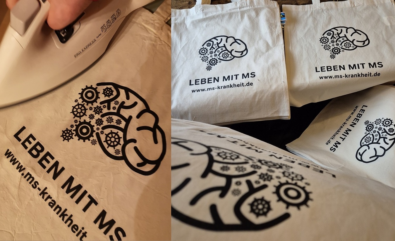 Zwei Bilder zeigen Baumwolltaschen mit dem Aufdruck "Leben mit MS" und "www.ms-krankheit.de". Links werden die Taschen auf links gebügelt, rechts liegen sie auf dem Schreibtisch und Bürostuhl von Marco Rickhoff. Die Taschen eignen sich ideal für Einkäufe, Arztbesuche oder Rehas.