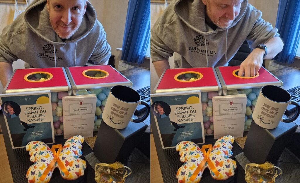 Marco Rickhoff sitzt an seinem Schreibtisch mit zwei Losboxen und Preisen für das Welt-MS-Tag-Gewinnspiel 2025. Er trägt ein Hoodie mit dem Logo und Schriftzug seiner MS-Domain.