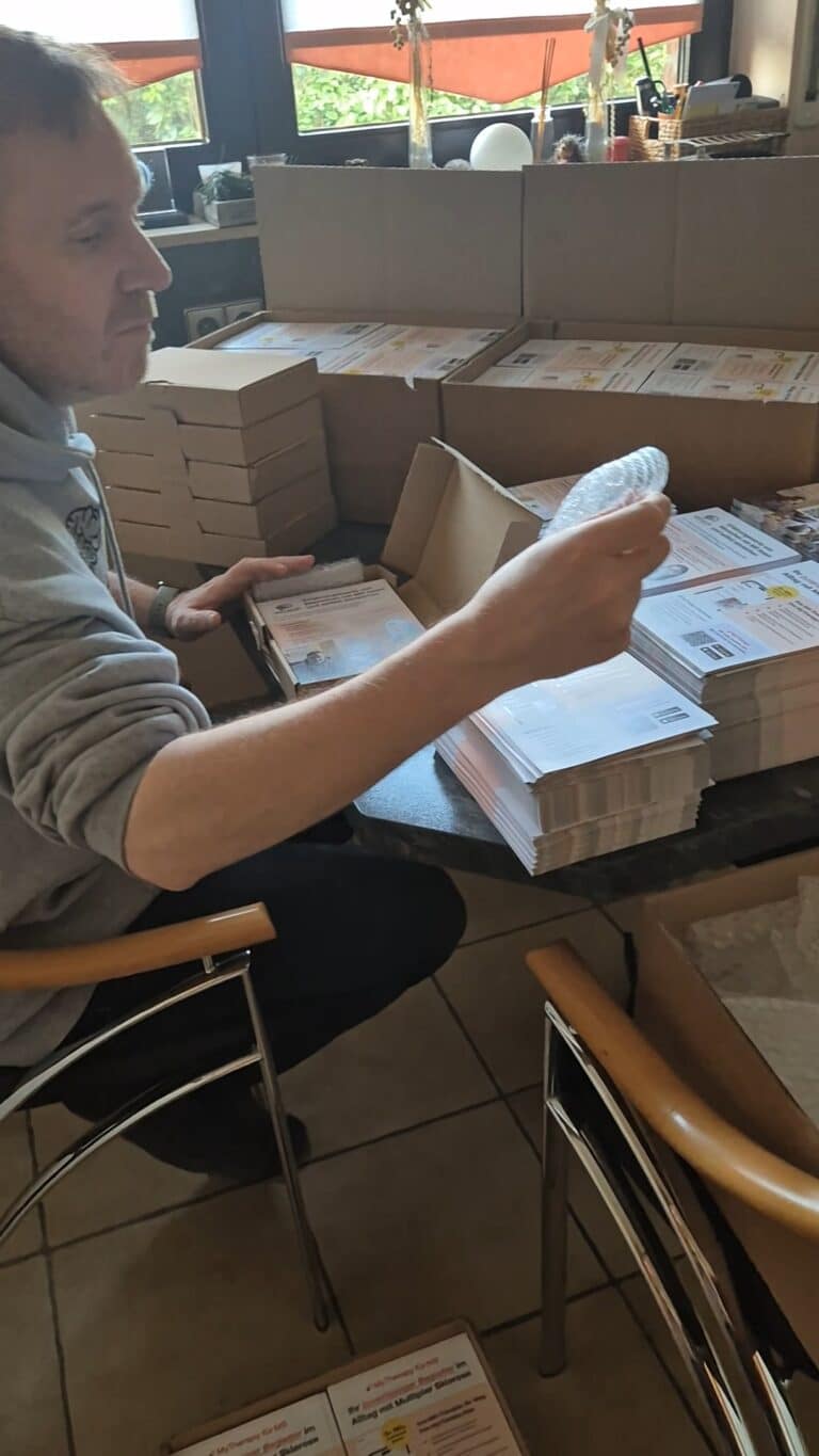 Ich beim Flyer-Pakete packen