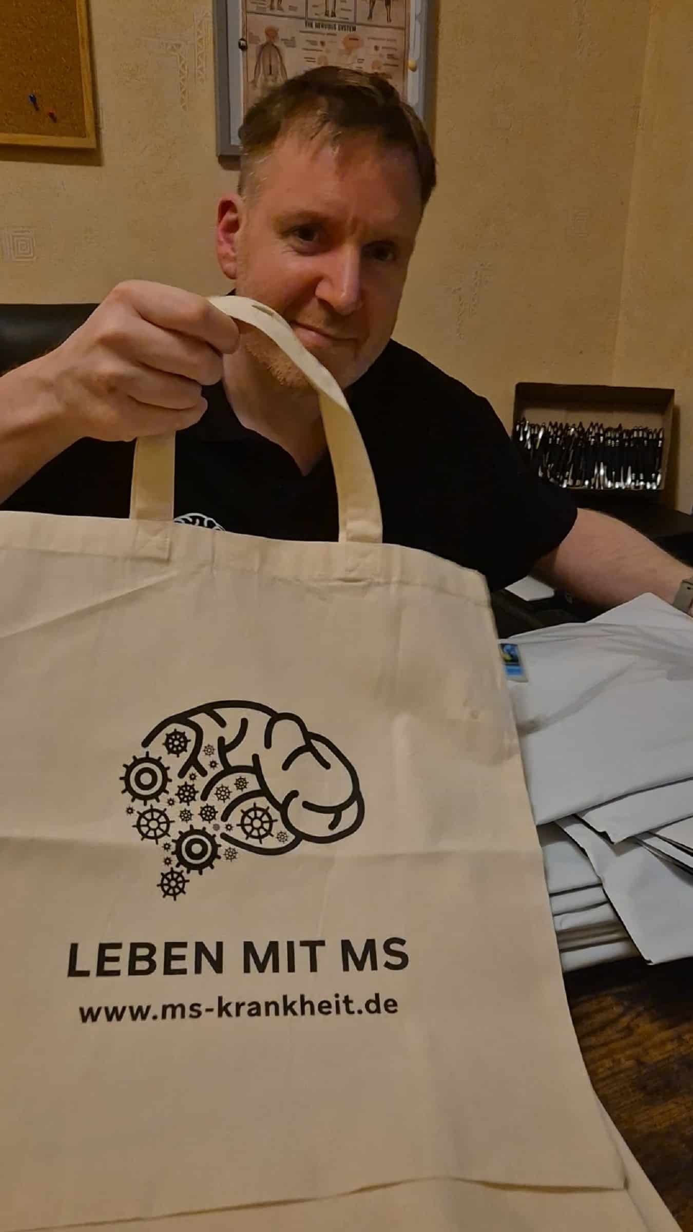 Marco Rickhoff mit den Preisen des Spenden-Gewinnspiels 2025