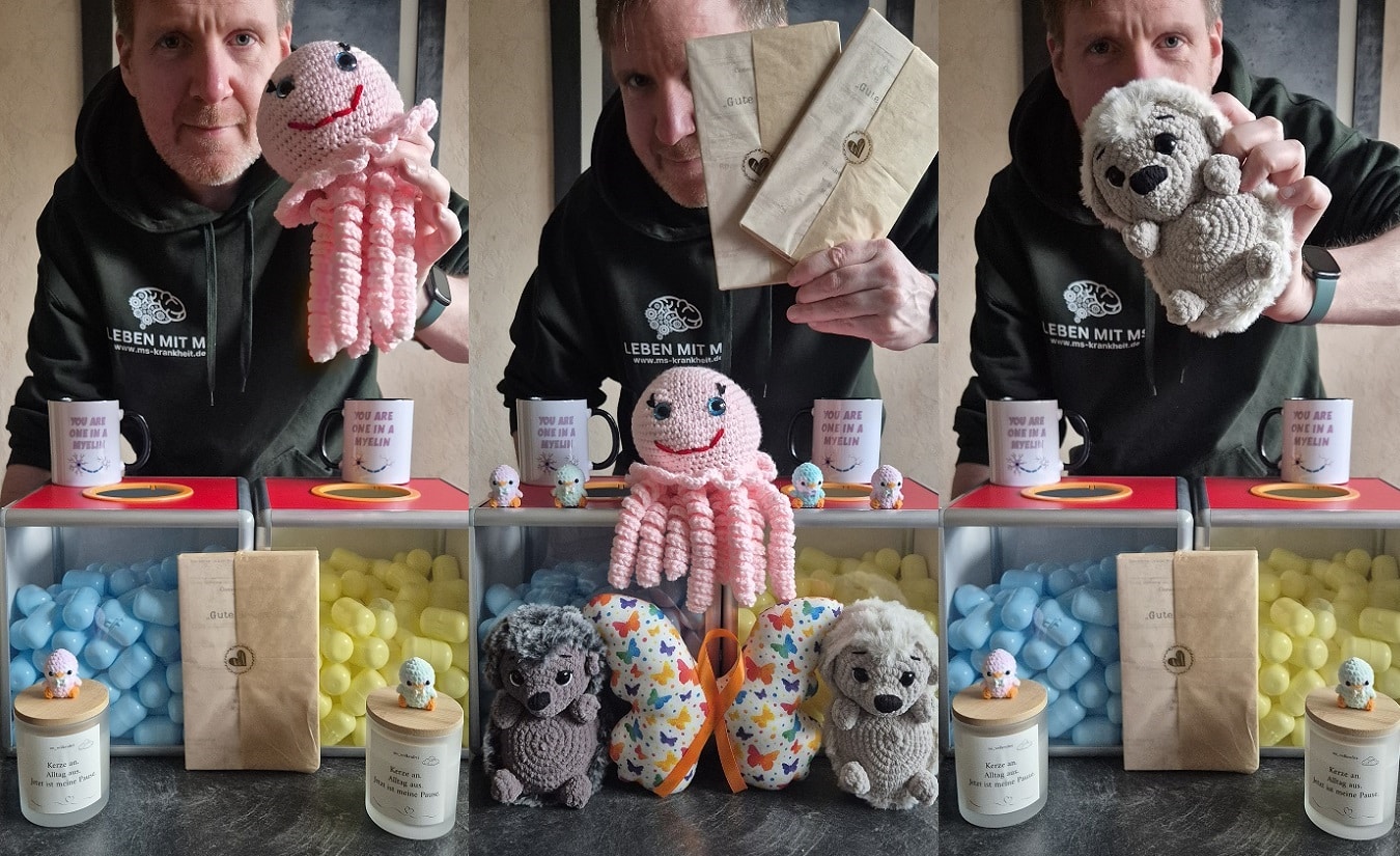 Marco Rickhoff zeigt Preise für das Welt-MS-Tag Gewinnspiel 2026, darunter Handmade-Produkte von Menschen mit MS, Tassen, Fair-Trade-Taschen und Bücher.